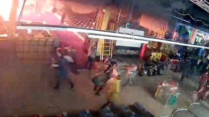 В результаті пожежі в торговому центрі Зимова вишня в Кемерові, за останніми даними, загинули щонайменше 64 людини