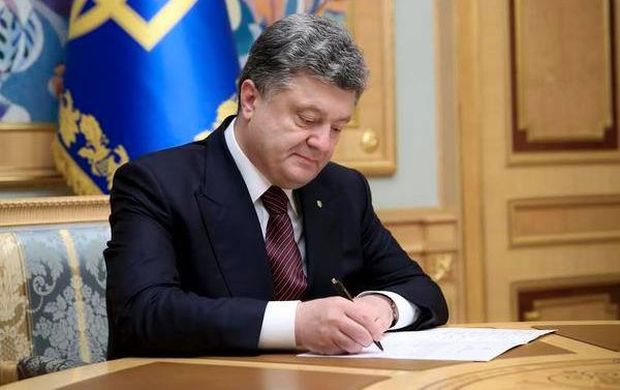 Порошенко підкреслив, що робота дипломата не менш важлива, ніж служба українського воїна