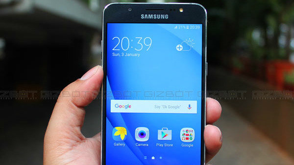 компанія   Samsung   офіційно представила в Індії смартфон Galaxy J7 Duos (2018)