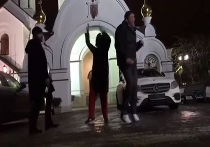 Відома російська телевізійна ведуча і кандидат в президенти Росії Ксенія Собчак опублікувала на своїй сторінці в Інстаграме відео з позначкою Рубльовка: в компанії чоловіка і ще одного чоловіка Собчак танцює під композицію англійського музиканта Чарлі Уїнстона біля входу в православний храм
