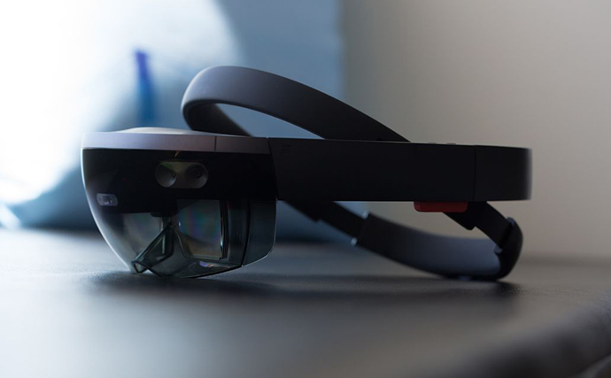 Оригінальна гарнітура HoloLens була представлена ​​більше трьох з половиною років тому