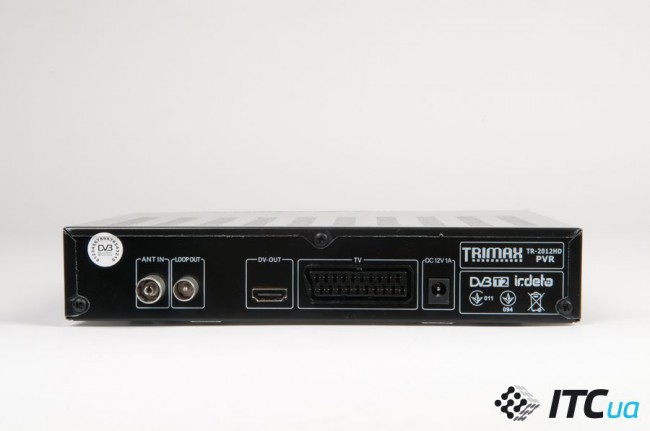 На задній панелі знаходяться антенні вхід і вихід (другий - для підключення іншого приймача), порт HDMI і аудіо / відео вихід типу SCART