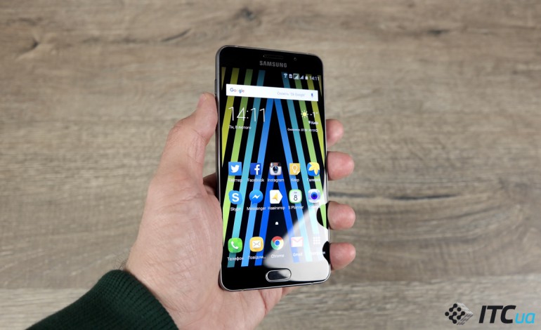 Боковини корпусу Galaxy A7 (2016) мають шорстке покриття, і це саме те, що рятує від слизькій тильній частині смартфона