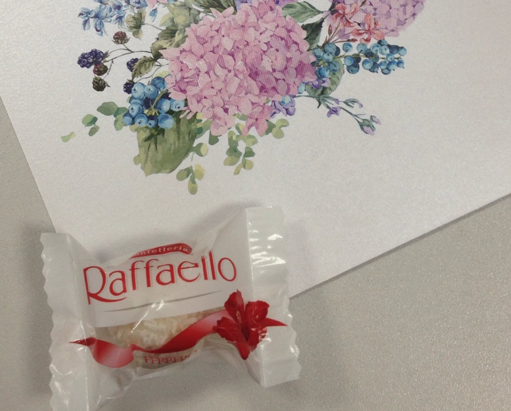 Подарунки отримали всі дівчата-співробітниці компанії: це були букети троянд, Rafaello, пам'ятні листівки і квітка з повітряних куль